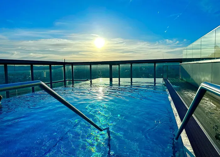 Parkview Apartment With Rooftop Pool *